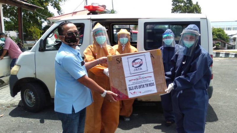 Peduli COVID-19, Ronggolawe Nusantara Bagikan APD ke Petugas Medis di Manado 8 Peduli COVID-19, Ronggolawe Nusantara Bagikan APD ke Petugas Medis di Manado