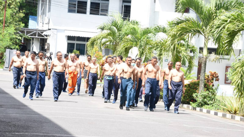 Lawan COVID-19 Komandan Lantamal VIII Pimpin Personil Berjemur