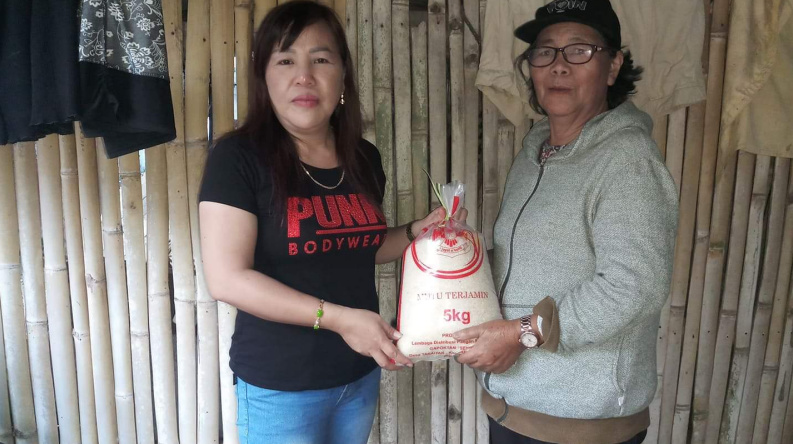 Varianda Emor Bagikan Sembako Bagi Warga Ekomomi Lemah
