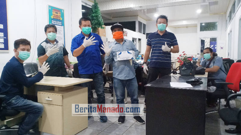 Tergerak Hati, Joppy Senduk Bagikan Sarung Tangan Gratis