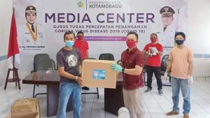 Rocky Wowor Distribusikan Ribuan APD di Rumah Sakit dan Puskesmas se-BMR