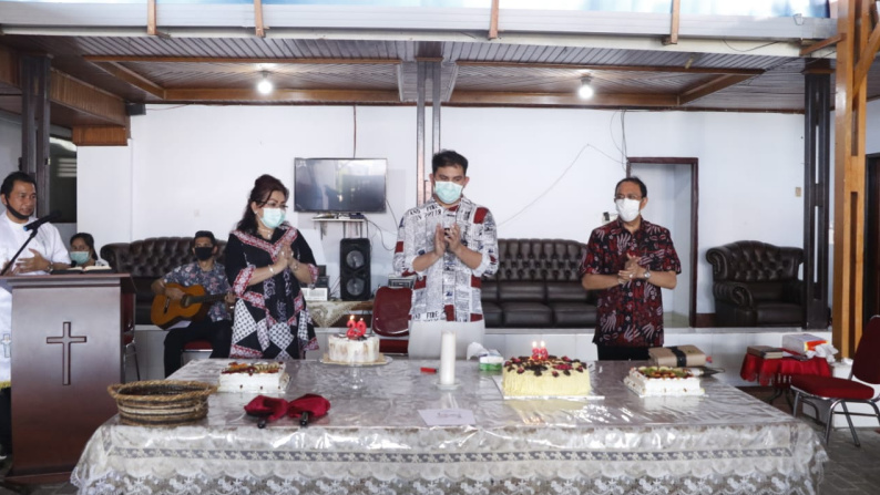 Bupati Royke Roring Ibadah Paskah Bersama Keluarga