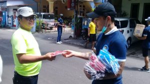 Cegah Penyebaran Covid-19, Manajemen dan Pemain Sulut United Bagikan Masker