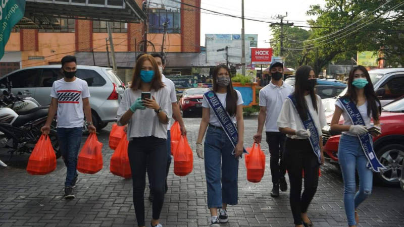 Utu Keke Minut Bagi-bagi Ratusan Nasi Kotak untuk Masyarakat
