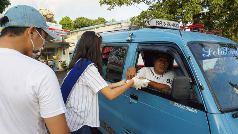 Utu Keke Minut Bagi-bagi Ratusan Nasi Kotak untuk Masyarakat 10 Utu Keke Minut Bagi-bagi Ratusan Nasi Kotak untuk Masyarakat