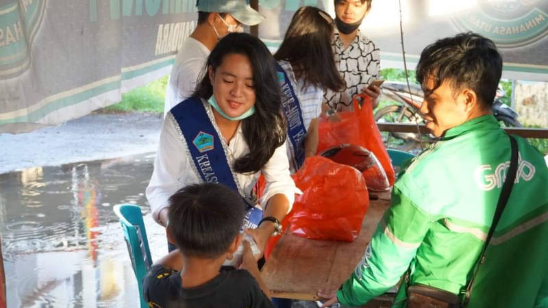 Utu Keke Minut Bagi-bagi Ratusan Nasi Kotak untuk Masyarakat 8 Utu Keke Minut Bagi-bagi Ratusan Nasi Kotak untuk Masyarakat