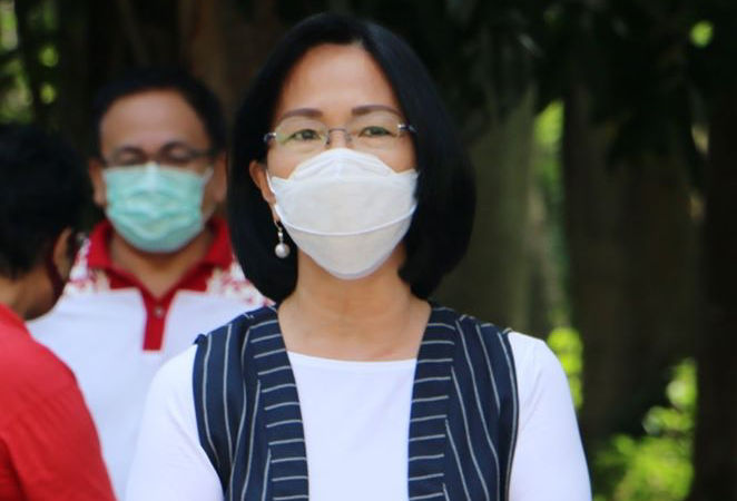 Rektor Ellen Kumaat Berikan Bantuan ke 100 Mahasiswa 8 Rektor Ellen Kumaat Berikan Bantuan ke 100 Mahasiswa