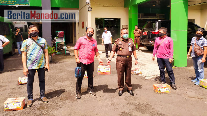 Tali Asih Kajari dan Ketua IAD Manado Jangkau Jurnalis