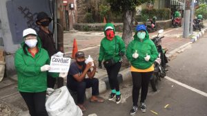 Greetty Tielman Pimpin WnT Salurkan Nasi Bungkus ke Pemulung di Jakarta