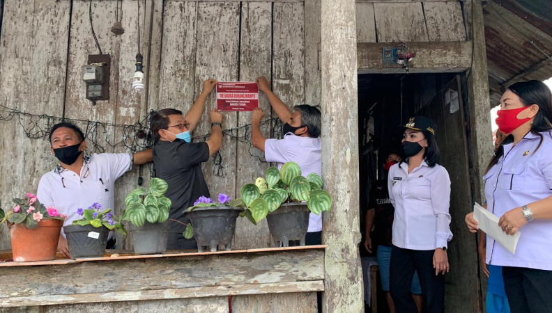 Wujudkan Transparansi, Pemkab Minahasa Pasang Stiker Keluarga Kurang Mampu