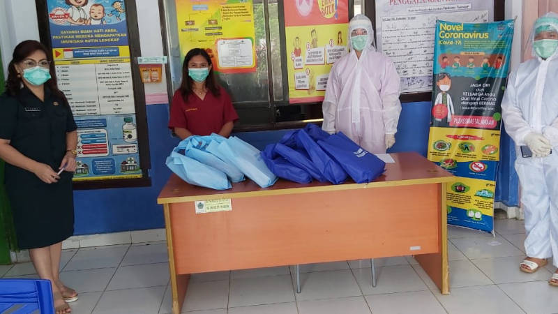 Dinas Kearsipan Minut Berbagi APD untuk Tenaga Medis di Puskesmas