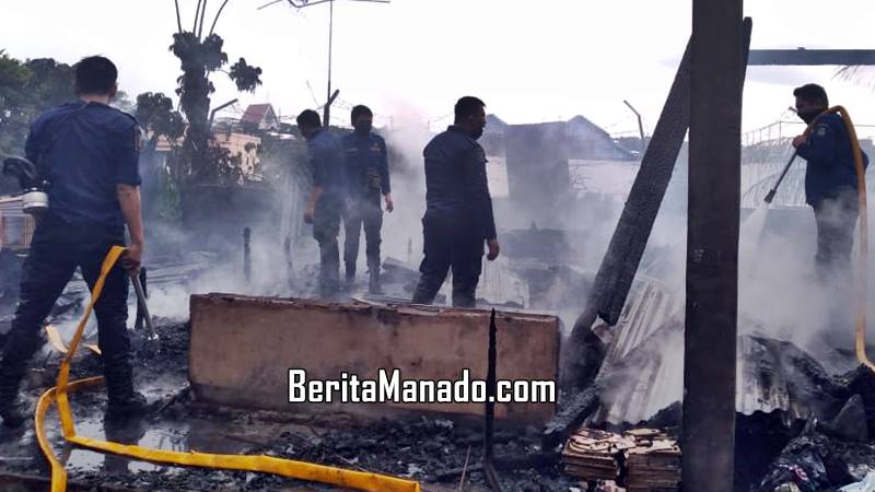 Si Jago Merah Hanguskan Dua Rumah Warga Karombasan