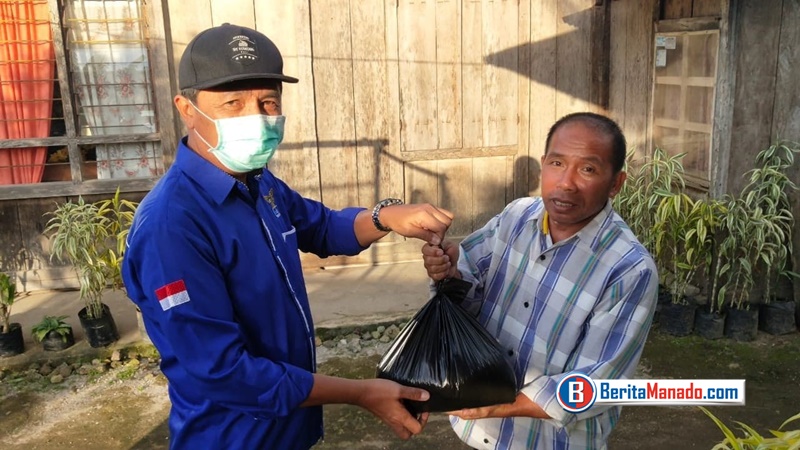 Tindaklanjuti Instruksi Partai, Denni Kalangi Bagikan Sembako