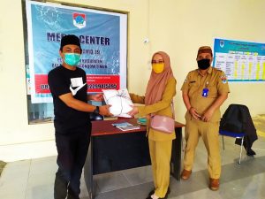 LSM Inhotch Sumbang 100 APD Untuk Tim Medis Boltim