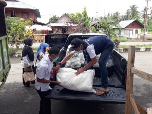 Diskominfo Boltim Bantu Salurkan Bahan Pokok di Desa Binaan
