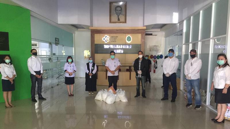 WAG Justitia Societas Berikan Donasi APD untuk RSUP Prof dr Kandou Malalayang