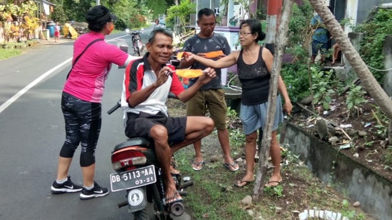 Bupati Evangelian Sasingen Bagikan Masker Untuk Warga