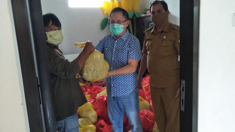 Keluarga Pengusaha Ini Beri Bantuan Ratusan Paket Sembako di Tomohon Selatan 8 Keluarga Pengusaha Ini Beri Bantuan Ratusan Paket Sembako di Tomohon Selatan