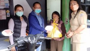 Keluarga Pengusaha Ini Beri Bantuan Ratusan Paket Sembako di Tomohon Selatan