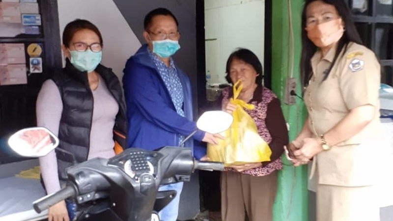 Keluarga Pengusaha Ini Beri Bantuan Ratusan Paket Sembako di Tomohon Selatan