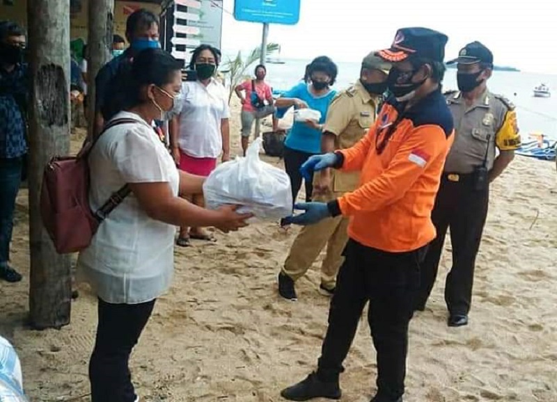 Wali Kota Vicky Lumentut Serahkan Bantuan Sosial di Tiga Kecamatan