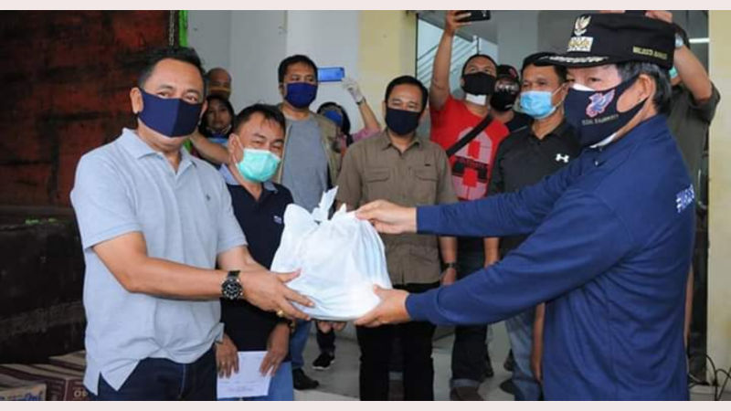 Serahkan Bantuan Secara Simbolis, Vicky Lumentut Tegaskan Jangan Main-main Masalah Data
