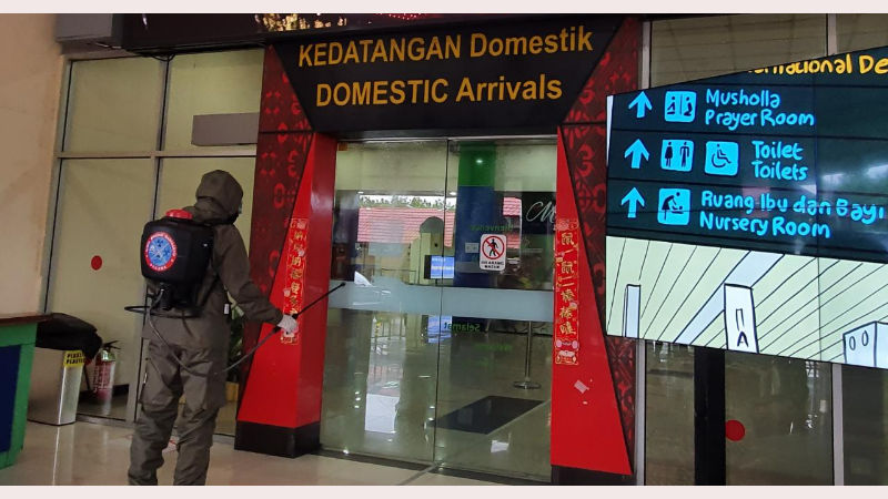 Brimob Polda Sulut Lakukan Penyemprotan Cairan Disinfektan di Bandara Sam Ratulangi