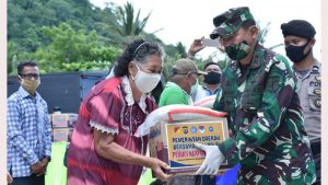 Pangdam XIII/Merdeka Bersama Forkopimda Sulut Laksanakan Bhakti Sosial di Pesisir Bolmong
