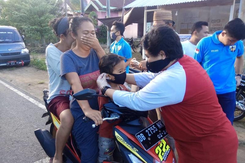 KNPI Boltim Bagi Masker dan Takjil Buka Puasa