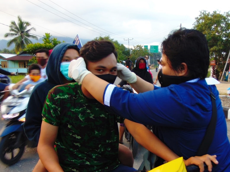 Amalia Landjar Beri Edukasi Masyarakat Tutuyan Akan Pentingnya Menggunakan Masker