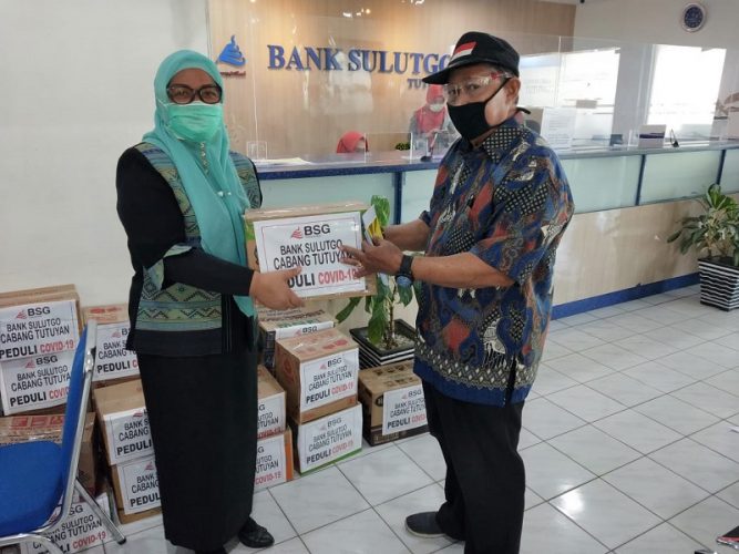 Pensiunan di Boltim Dapat Bahan Pokok dari Bank SulutGo Tutuyan