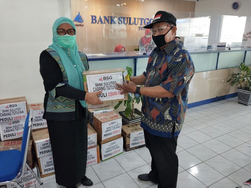 Pensiunan di Boltim Dapat Bahan Pokok dari Bank SulutGo Tutuyan