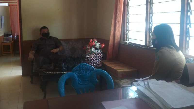 Dua Anggota DPRD Bitung Ini Temukan Bansos Covid-19 Masih Menumpuk di Kelurahan