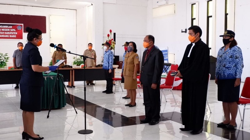 Bupati Evangelian Sasingen Lantik Sejumlah Pejabat Pemkab Kepulauan Sitaro