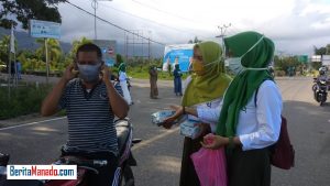 Fatayat NU Boltim Berbagi Masker dan Takjil Buka Puasa