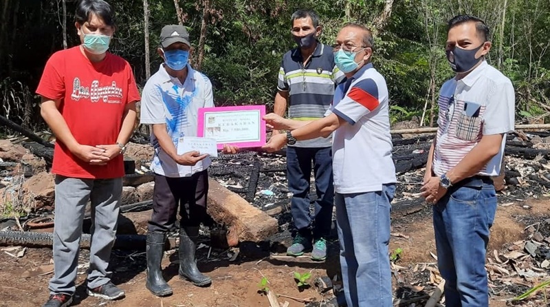 Frits Muntu Serahkan Bantuan Korban Kebakaran