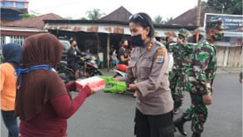Bantu Ringankan Beban Pangan Masyarakat Terdampak COVID-19, TNI-Polri Dirikan Dapur Umum
