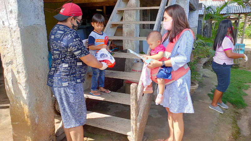 Syukuri HUT Ke-1 Putrinya, Keluarga Mantak-Tumober Bagi Sembako
