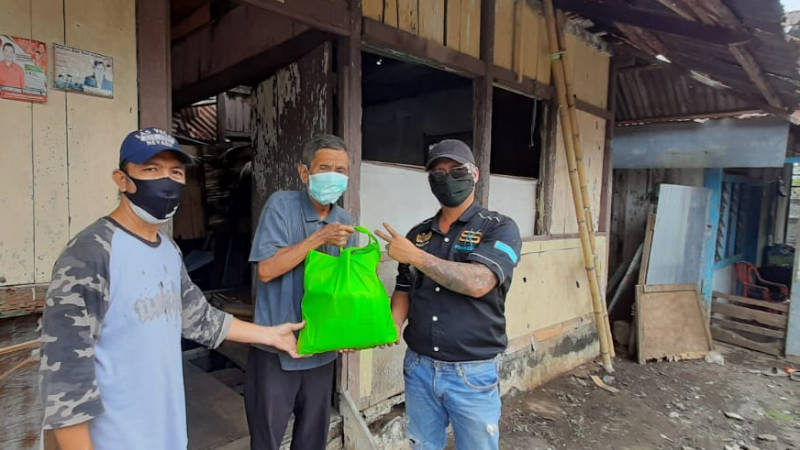 Kiky Sompotan  Berbagi Kasih dengan Ribuan Warga Minut 