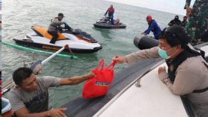 Wagub Steven Kandouw dan Forkopimda Sulut Antar Sembako ke Warga Pesisir Pantai Utara