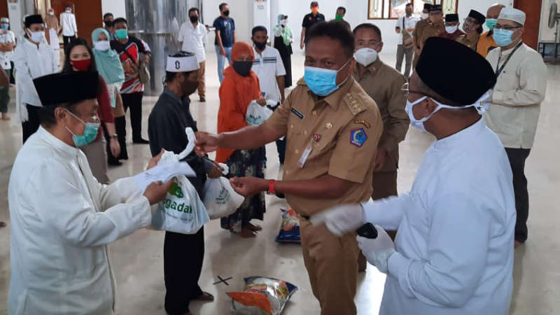 Gandeng Baznas, Gubernur Olly Dondokambey Salurkan 1.500 Paket Ramadhan