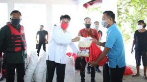 Seberangi Lautan Gunakan Jetski, Andrei Angouw Serahkan Bantuan ke Warga di Tiga Pulau