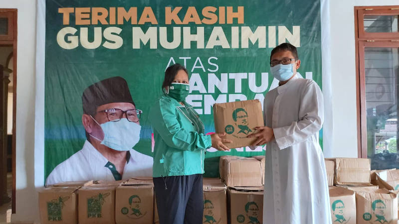 Ribuan Paket Bapok Gus AMI Disalurkan ke PWNU, PW Muslimat, Umat Katolik dan Jurnalis 2 Ribuan Paket Bapok Gus AMI Disalurkan ke PWNU, PW Muslimat, Umat Katolik dan Jurnalis