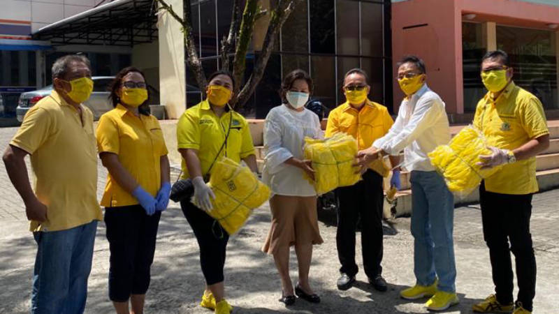 Christiany 'Tetty' Paruntu Salurkan Ratusan APD untuk Tenaga Medis dan Masyarakat Minut