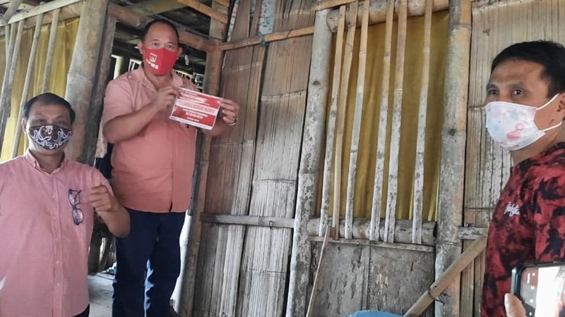 Jeffry Tangkulung Monitoring Pemasangan Stiker Keluarga Kurang Mampu