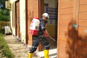 Relawan PMI Boltim Lakukan Penyemprotan Disinfektan di Sejumlah Fasilitas Umum