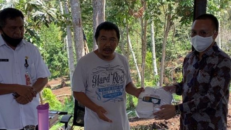Bentuk Kepedulian, Keluarga Siola Benu Sumbang APD Bagi Pemkab Mitra