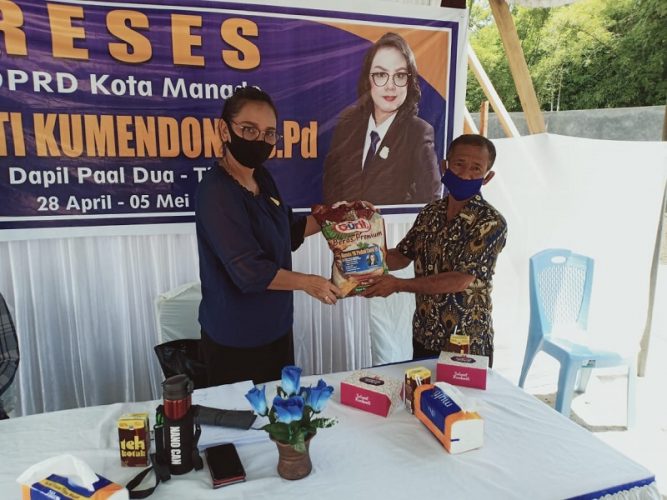 Yanti Kumendong Bagikan Sembako Untuk Warga Terdampak COVID-19