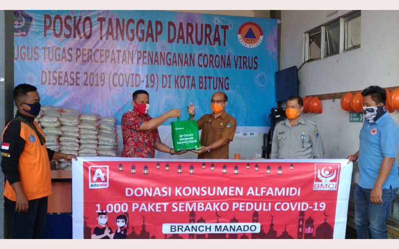 Pengelola Donasi Konsumen Alfamidi Sumbang 100 paket 