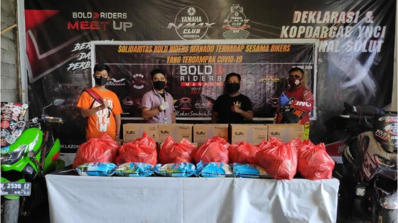 Belasan Komunitas Motor Manado Bagikan 259 Bahan Pokok Kepada Korban PHK